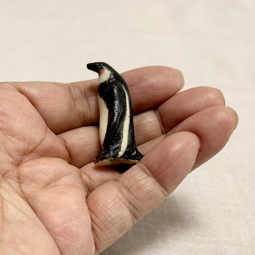 小さなペンギン】 陶の立ちペンギン 一点もの作品 高さ約4センチ 小さなペンギン】 陶の立ちペンギン 一点もの作品 高さ約4センチ
