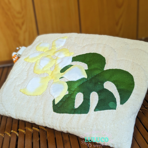 ハワイアンキルト モンステラとプルメリア鯨の尻尾のタペストリー