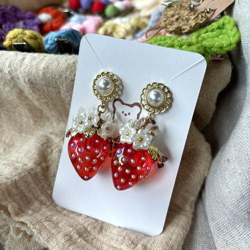 レジン製小花イチゴドロップイヤリング ピアス（フック