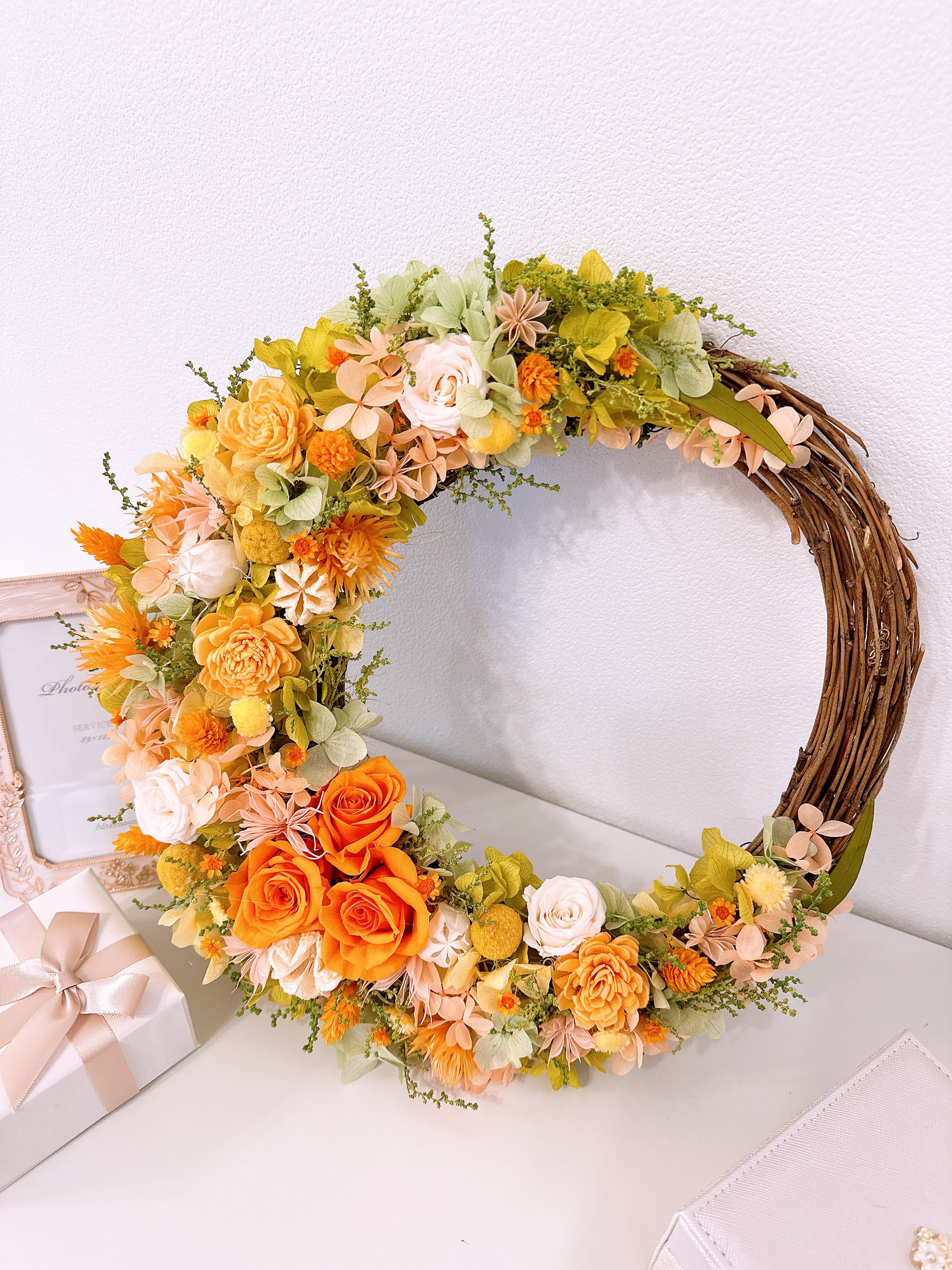 【オーダー作品】人気 華やか 三日月リース オレンジ ビタミンカラー バラ 母の日 還暦 祝  ギフト サマーリース
