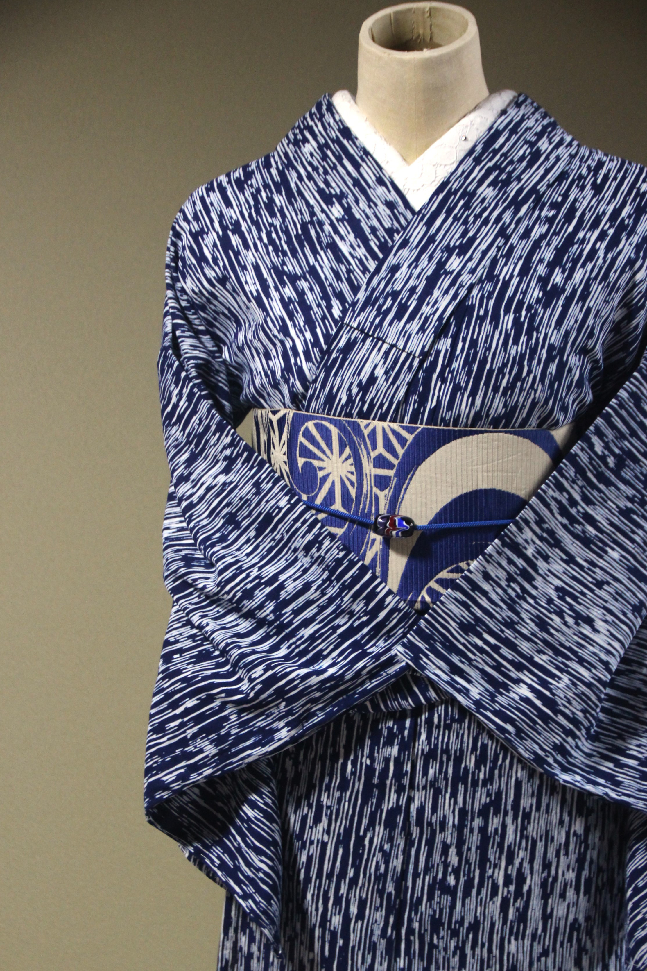 手染型藍染浴衣　スモールサイズ濃紺　五月雨のようなランダムな縞が着姿すらりと魅せる　トールサイズ袖長め　裄63.5ｃｍ