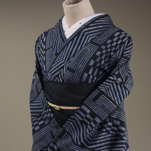 大島紬幾何学模様 着物 黒とグレー