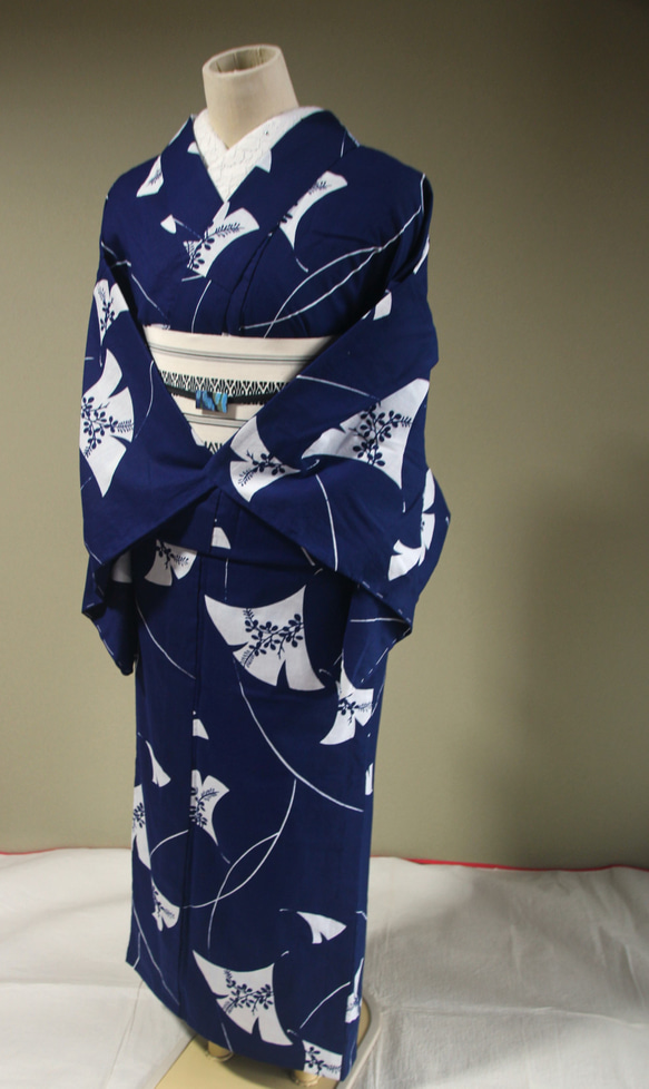 手染型藍染浴衣　濃紺　銀杏に萩が涼し気な秋の風を想わせる　トールサイズ袖長め　裄66ｃｍ　木綿 3枚目の画像