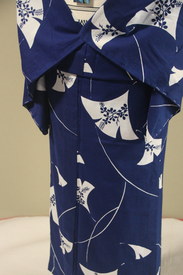 手染型藍染浴衣　濃紺　銀杏に萩が涼し気な秋の風を想わせる　トールサイズ袖長め　裄66ｃｍ　木綿 4枚目の画像