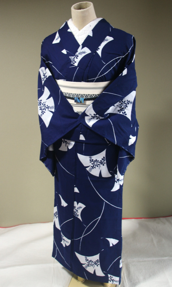 手染型藍染浴衣　濃紺　銀杏に萩が涼し気な秋の風を想わせる　トールサイズ袖長め　裄66ｃｍ　木綿 9枚目の画像