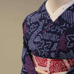 ◇現代 有松鳴海絞　浴衣◇【濃紺　赤】竜田川模様がクラシカルで涼し気な装いを演出　　裄68ｃｍ　木綿浴衣　 11枚目の画像