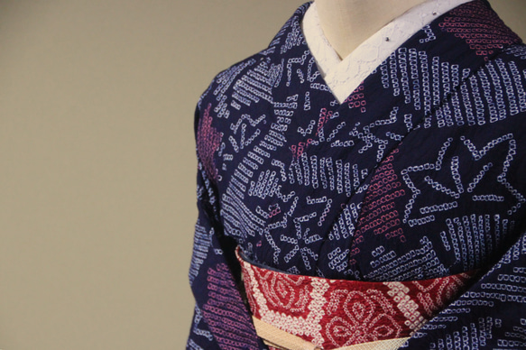 ◇現代 有松鳴海絞　浴衣◇【濃紺　赤】竜田川模様がクラシカルで涼し気な装いを演出　　裄68ｃｍ　木綿浴衣　 11枚目の画像