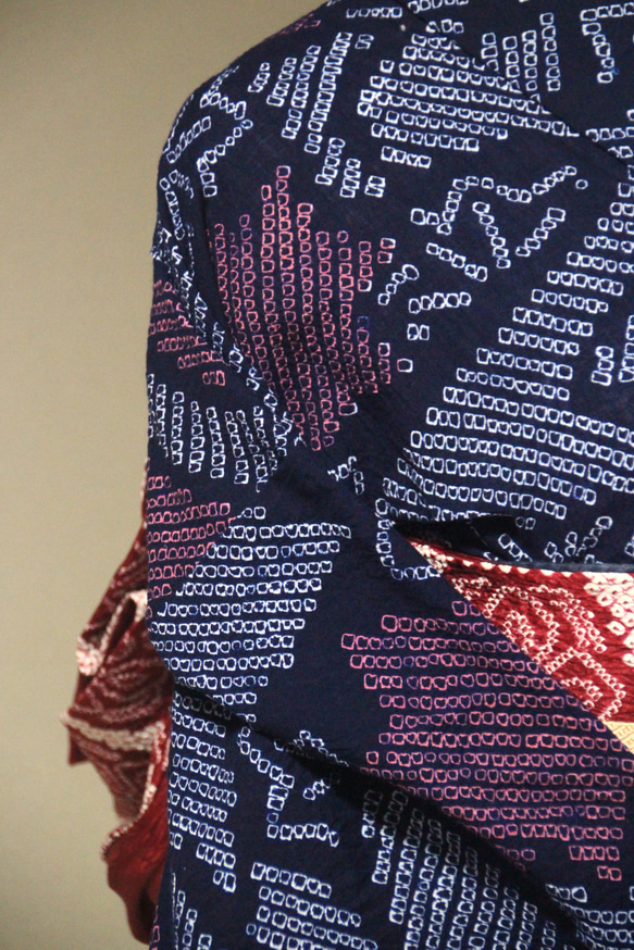 ◇現代 有松鳴海絞　浴衣◇【濃紺　赤】竜田川模様がクラシカルで涼し気な装いを演出　　裄68ｃｍ　木綿浴衣　 4枚目の画像