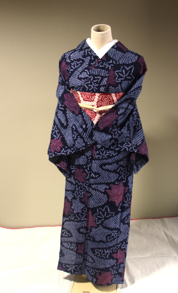 ◇現代 有松鳴海絞　浴衣◇【濃紺　赤】竜田川模様がクラシカルで涼し気な装いを演出　　裄68ｃｍ　木綿浴衣　 3枚目の画像