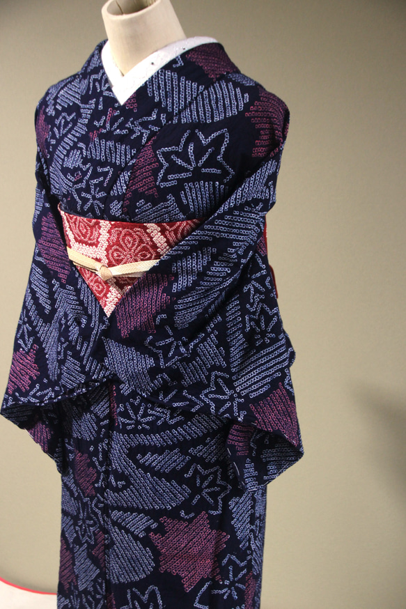 ◇現代 有松鳴海絞　浴衣◇【濃紺　赤】竜田川模様がクラシカルで涼し気な装いを演出　　裄68ｃｍ　木綿浴衣　 8枚目の画像