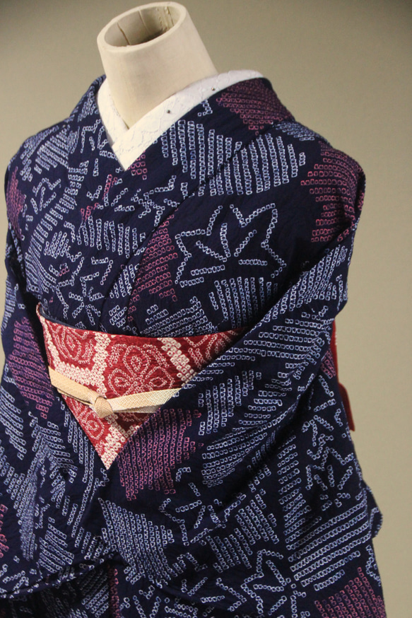 ◇現代 有松鳴海絞　浴衣◇【濃紺　赤】竜田川模様がクラシカルで涼し気な装いを演出　　裄68ｃｍ　木綿浴衣　 7枚目の画像