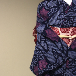 ◇現代 有松鳴海絞　浴衣◇【濃紺　赤】竜田川模様がクラシカルで涼し気な装いを演出　　裄68ｃｍ　木綿浴衣　 1枚目の画像