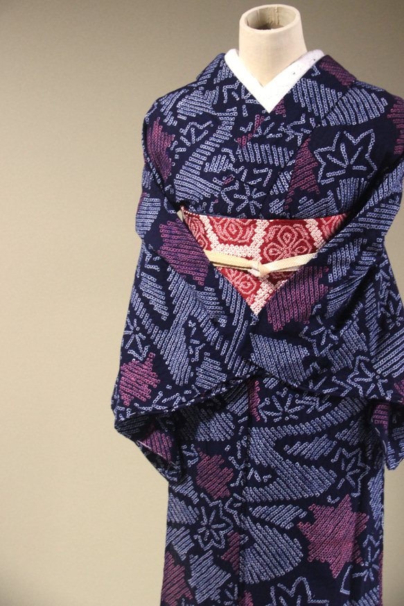 ◇現代 有松鳴海絞　浴衣◇【濃紺　赤】竜田川模様がクラシカルで涼し気な装いを演出　　裄68ｃｍ　木綿浴衣　 2枚目の画像