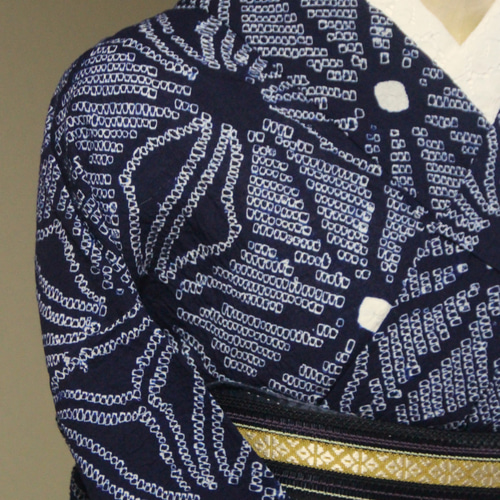 新品✨美品✨麻の葉　藍染濃淡　有松鳴海絞り浴衣 ◇現代 有松鳴海絞 浴衣◇【濃紺 朱】高級感を感じる細かい絞り