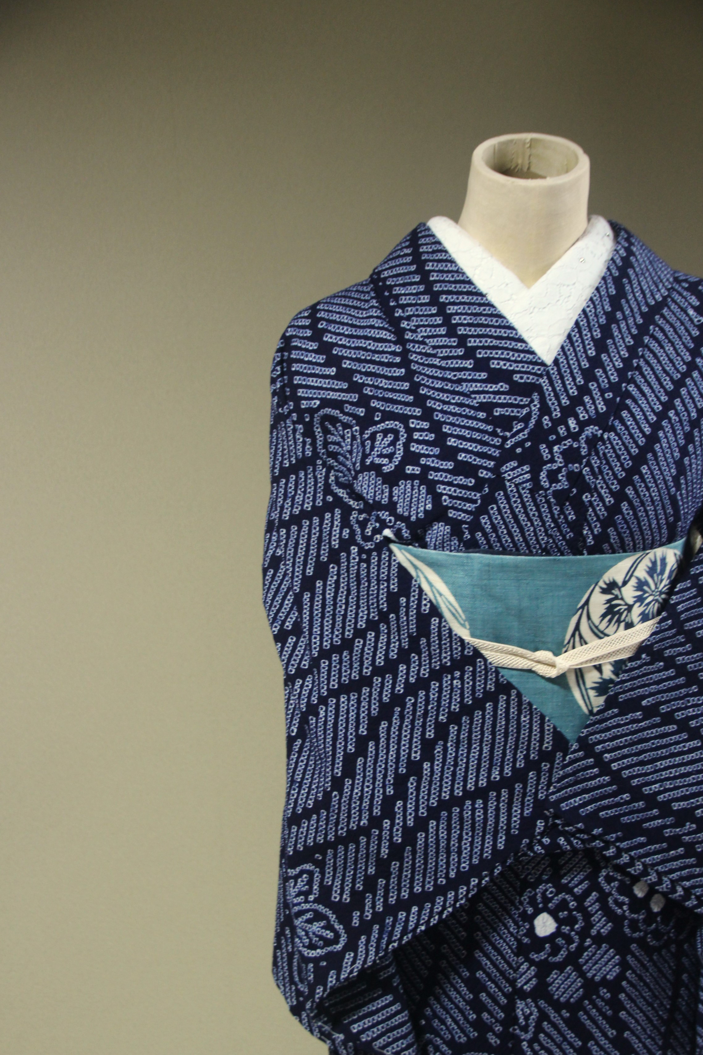 ◇現代 有松鳴海絞 浴衣◇【濃紺】立沸模様に花がクラシカルで