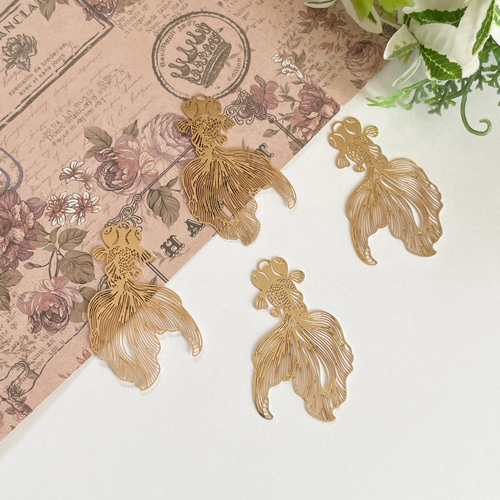 1957】透かしチャーム 出目金魚 ゴールド 4個 チャーム green 通販