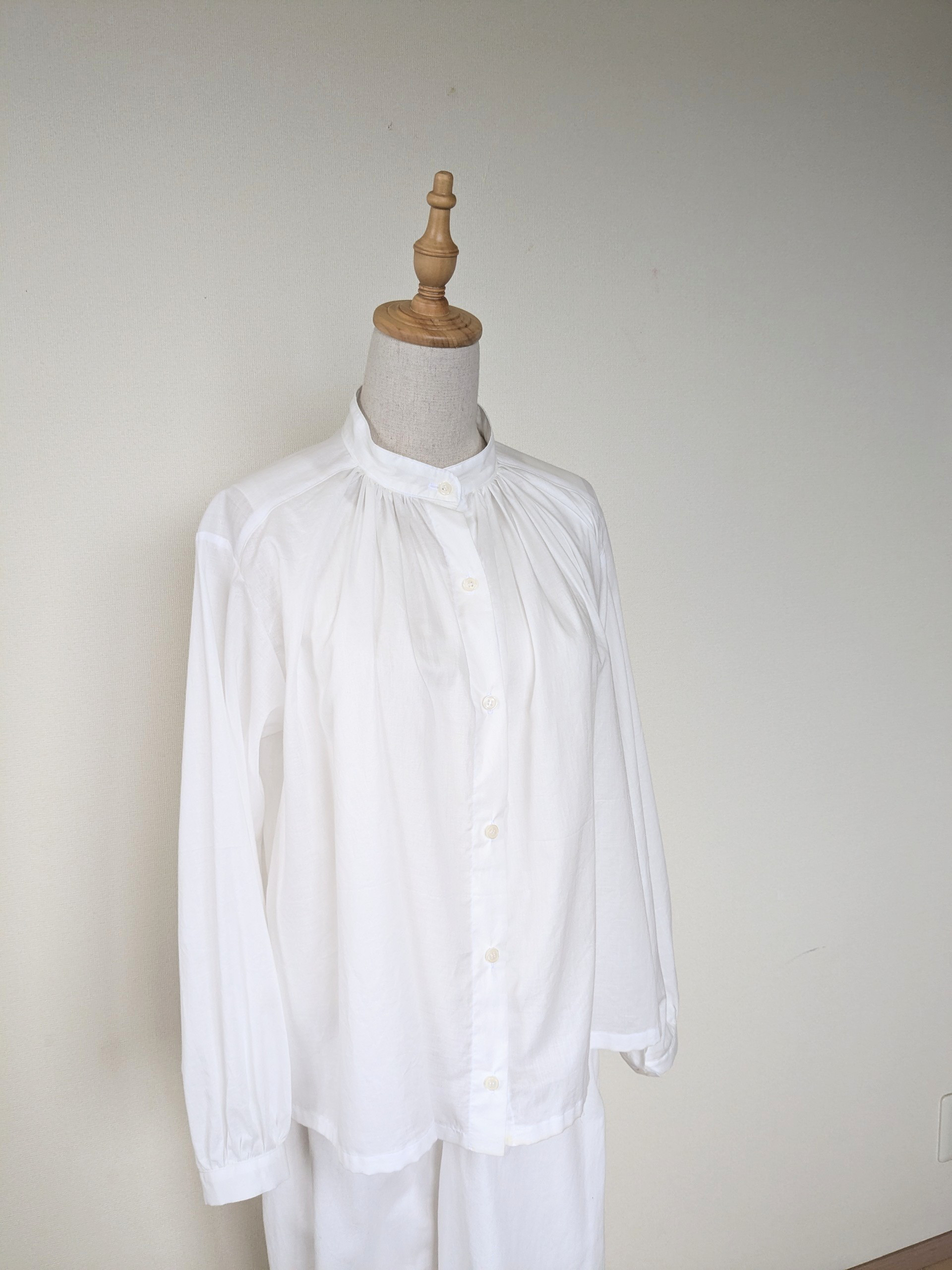 【新作】シアーシャツ　スタンドカラー　オフホワイト美人シャツ　1枚でキマル　透ける素材　春シャツ　コットンシャツ　Ⅿ～L