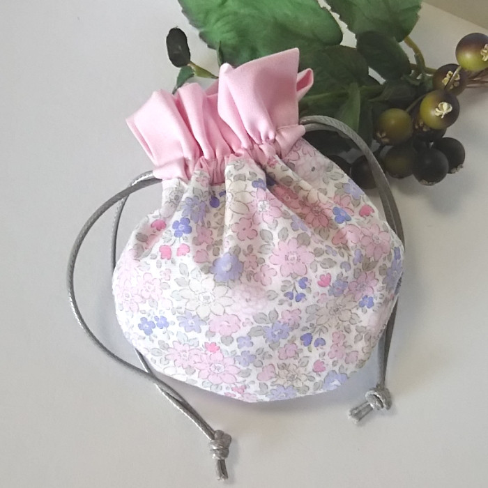 ミニサイズ》ピンクの花柄の丸い巾着ポーチ ＃n125 巾着袋 natura-drop
