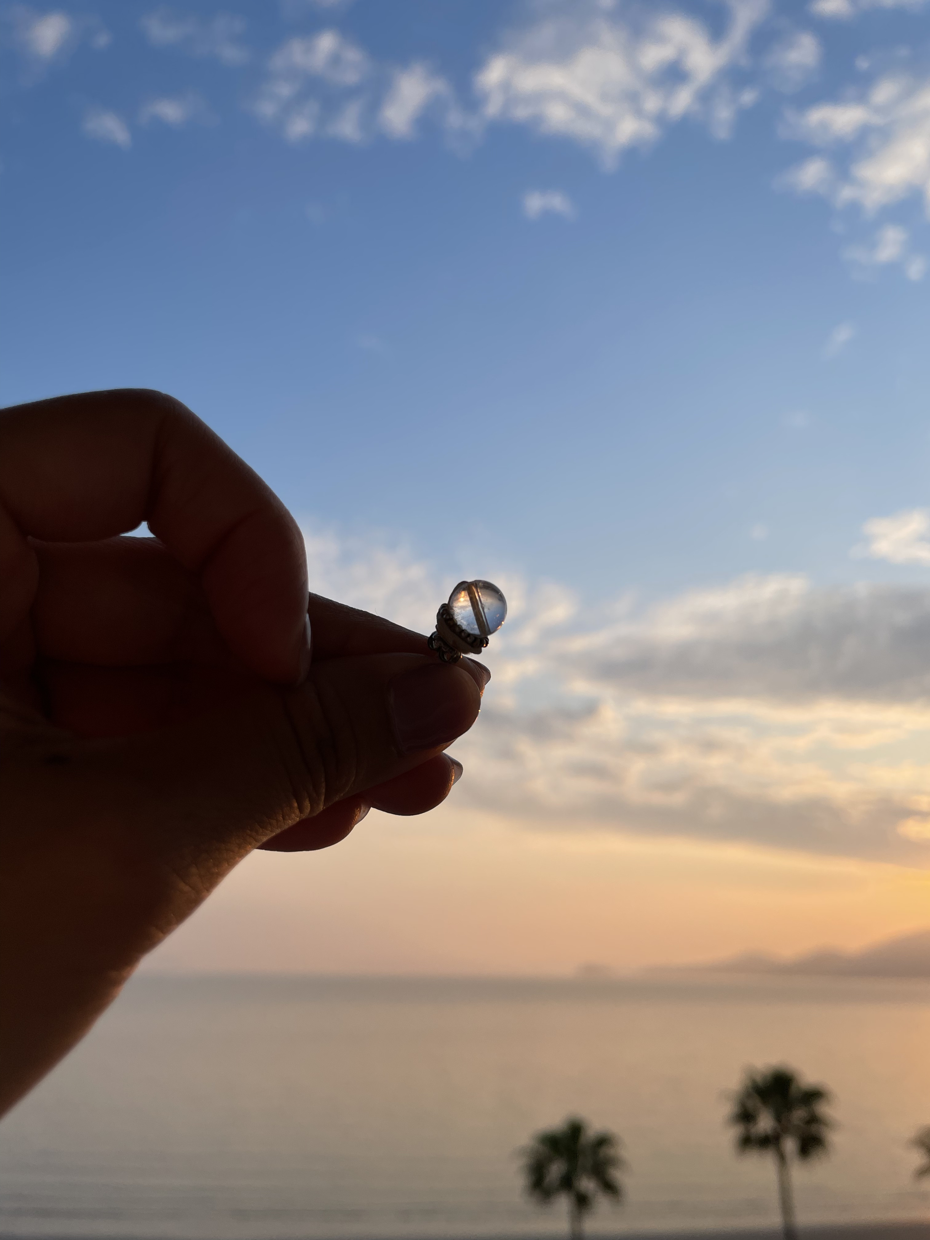Q  （水晶・クォーツの小さなお守りピアス・イヤリング）