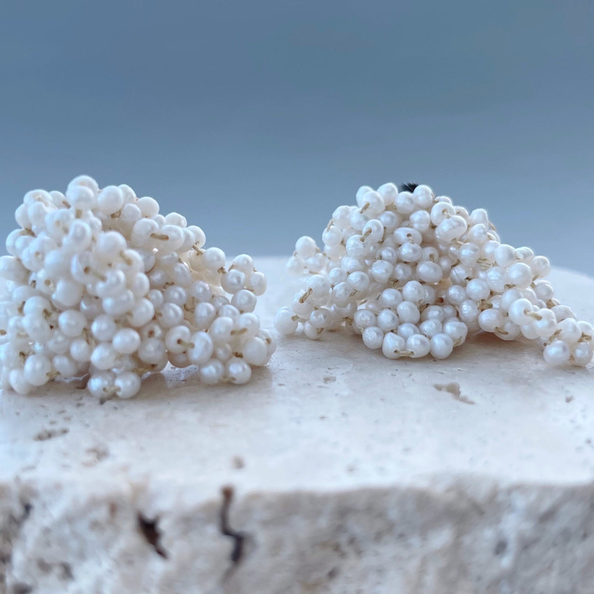 grain 小さな粒々パールのピアス・イヤリング