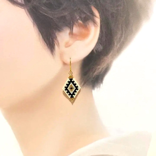 再16　フリンジ　ピアス　イヤリング　ネイティブ　黒　ゴールド　金　アクセサリー 再販》ネイティブ柄 ビーズステッチ ひし形 ピアス／イヤリング