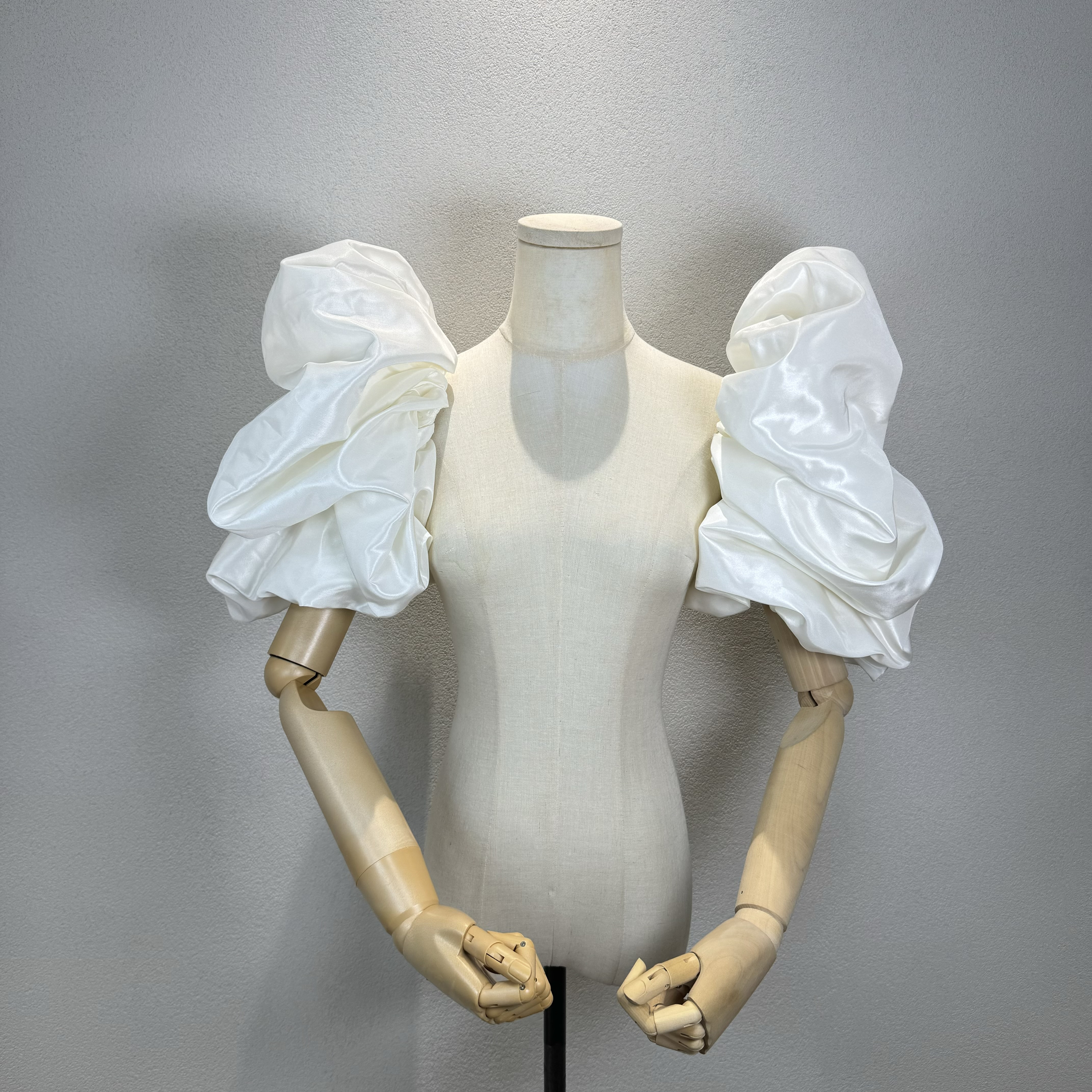 お勧め❢取り外し可能お袖　パフスリーブ　立体的　オフホワイト　お色直し上質なサテン高級感溢れる　二の腕を隠せるパーティー