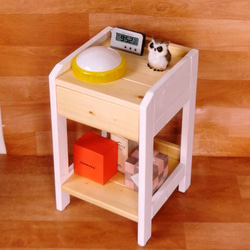 配線、コンセント、モデムがスッキリ収納できるナイトテーブル