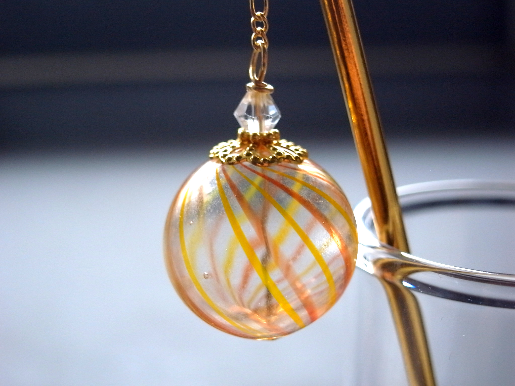 夏祭りのヨーヨーの様な黄色とオレンジの吹きガラスのかんざし　一本簪　一本挿し　ゴールド　イエロー　水風船　0094