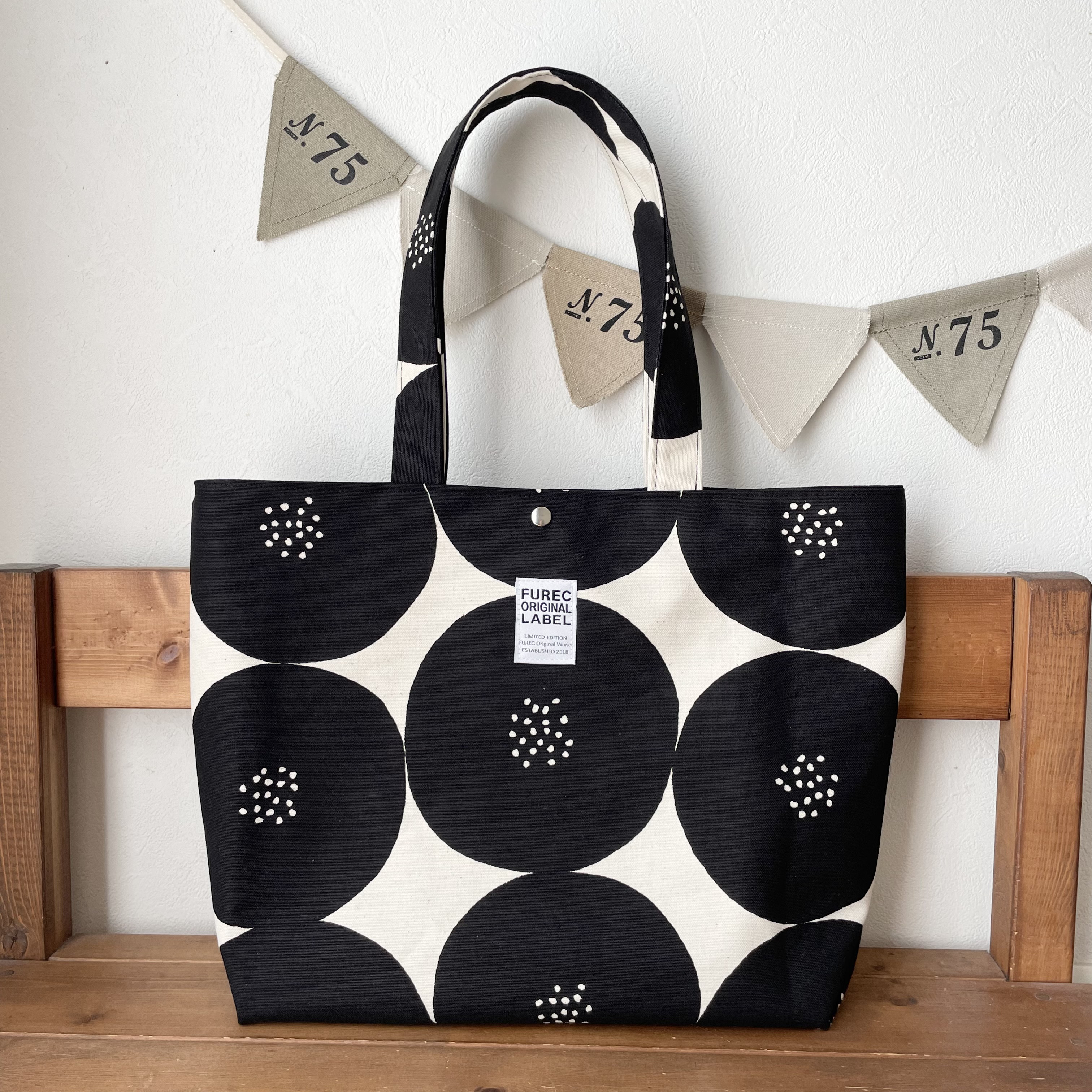 専用 あんぱん柄トートバッグと大きめポーチ No.36】✴あんぱん柄✴ハンドメイドトートバッグ - メルカリ