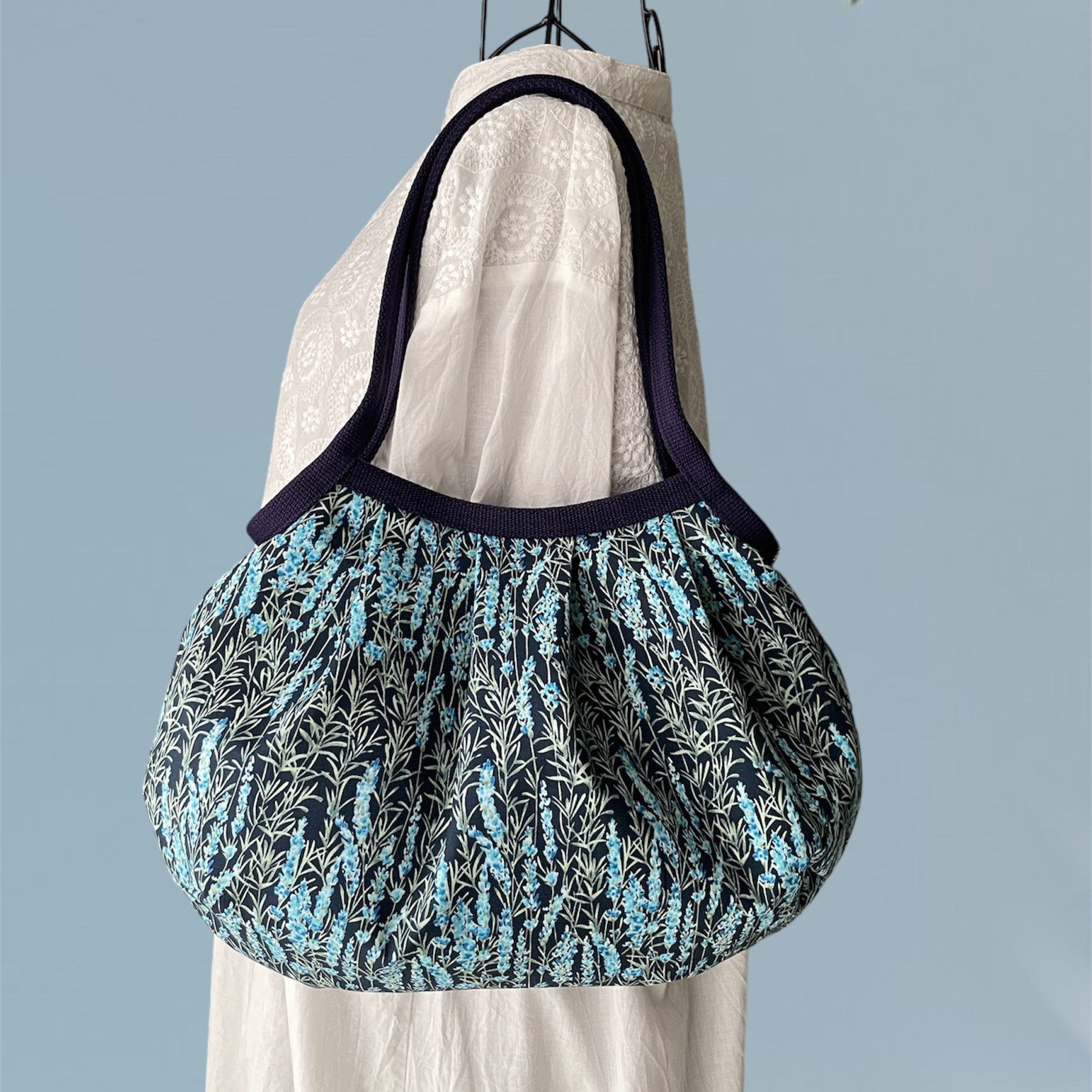 コロンと可愛いショルダーグラニーバッグ　可憐なラベンダー柄　ネイビー地　◎選べる2サイズ