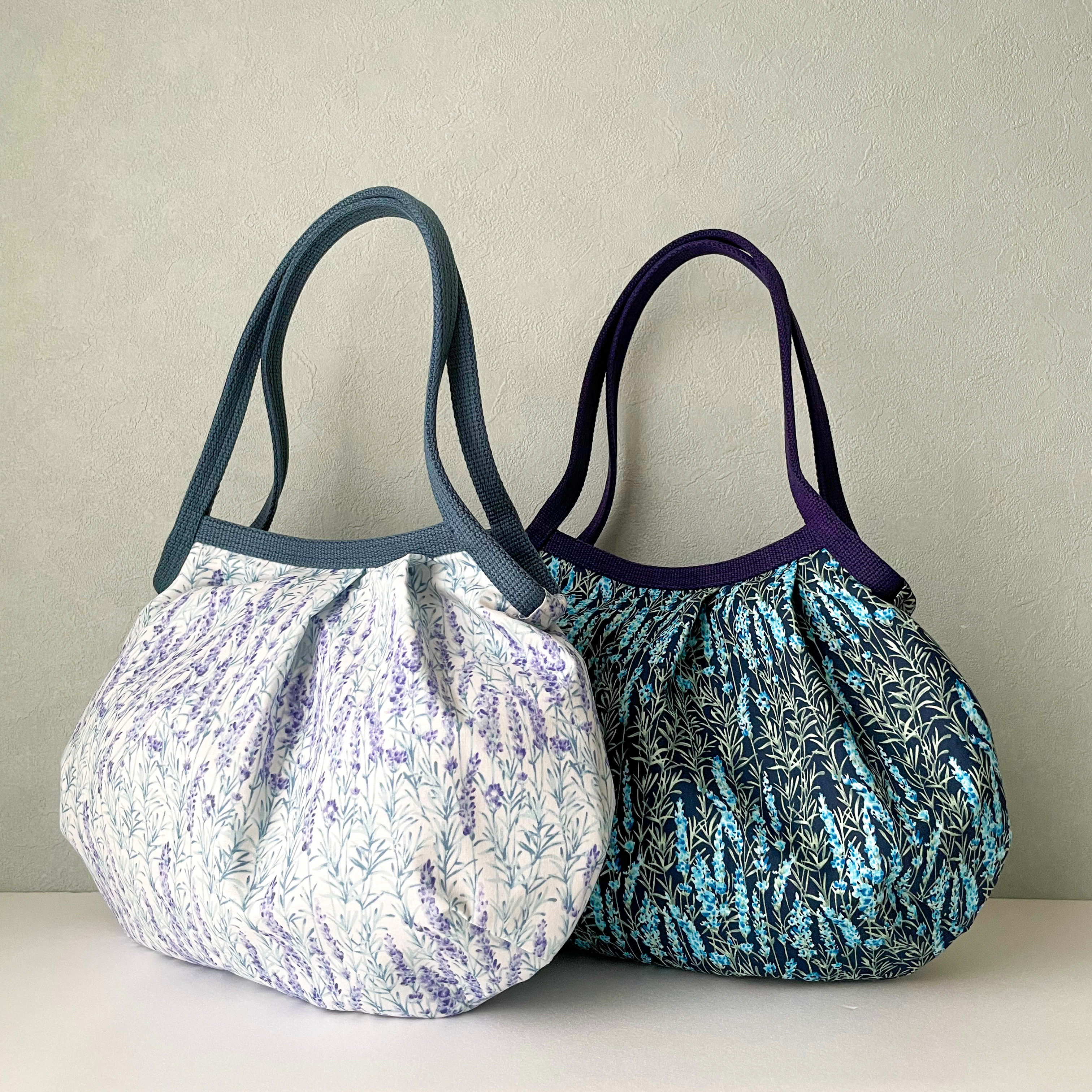 コロンと可愛いショルダーグラニーバッグ　可憐なラベンダー柄　ネイビー地　◎選べる2サイズ