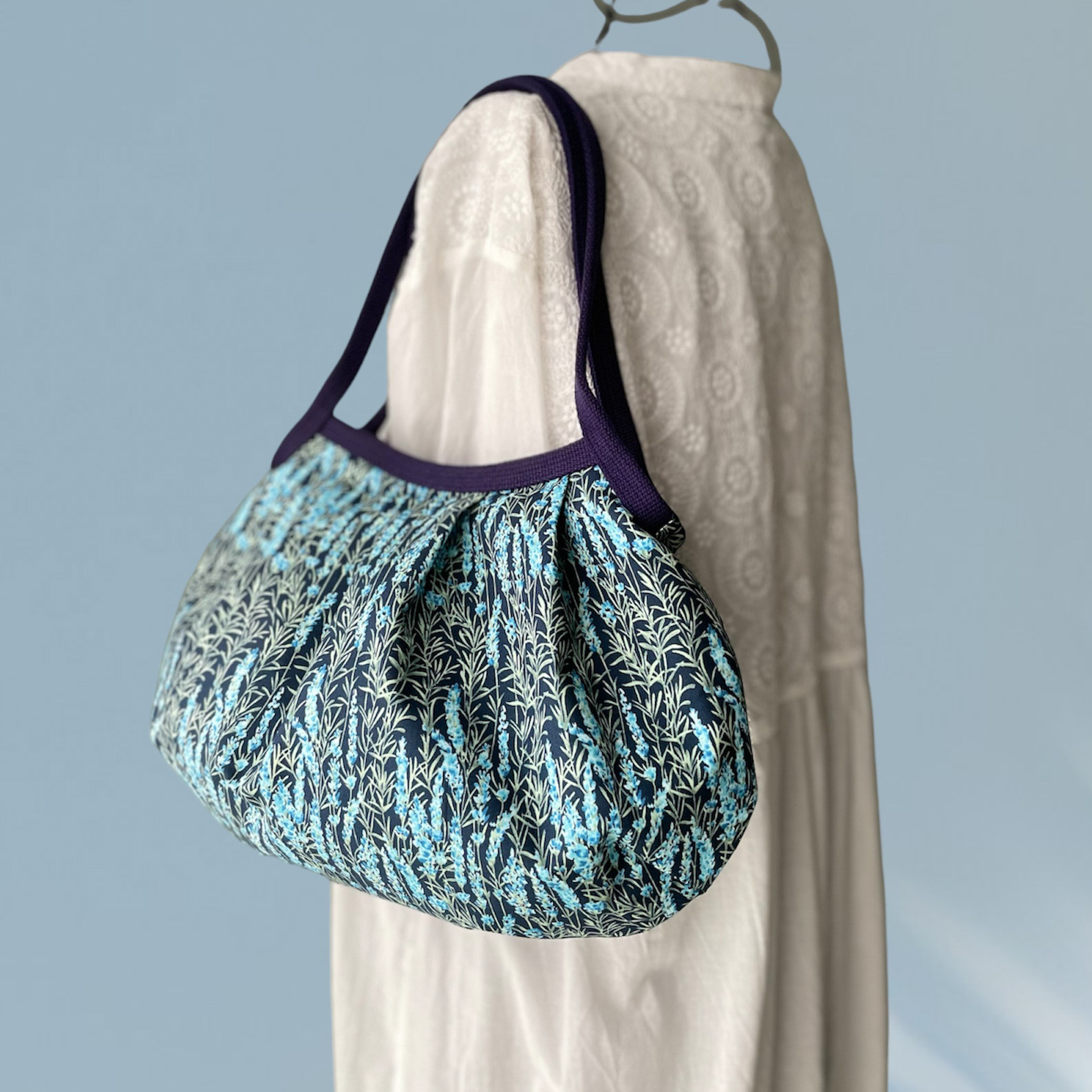 コロンと可愛いショルダーグラニーバッグ　可憐なラベンダー柄　ネイビー地　◎選べる2サイズ