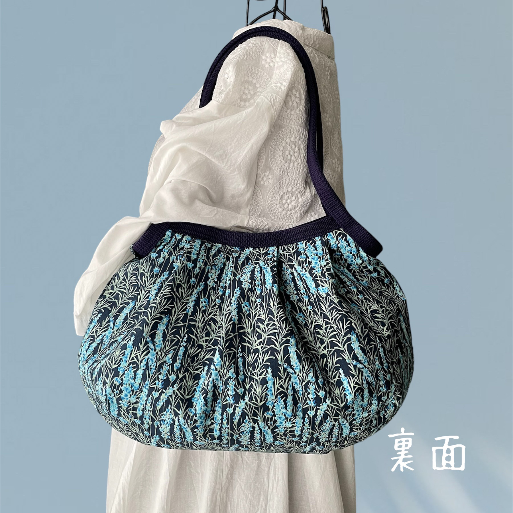 コロンと可愛いショルダーグラニーバッグ　可憐なラベンダー柄　ネイビー地　◎選べる2サイズ