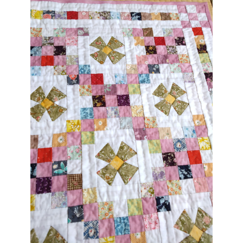 パッチワークキルト タペストリー〈モザイクの集まり〉 ☆リバティピンクのタペストリー☆ パッチワークキルト - MOMO'S