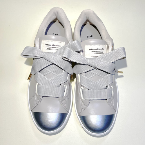 大きなリボン状の靴紐が可愛いバイカラー軽量スニーカー(グレーx