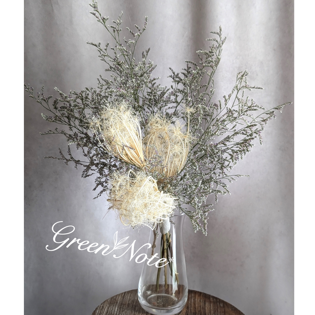 ガラスベース付きだから嬉しい！レアなホワイトのレースフラワーとブルーファンタジアのドライフラワーアレンジ