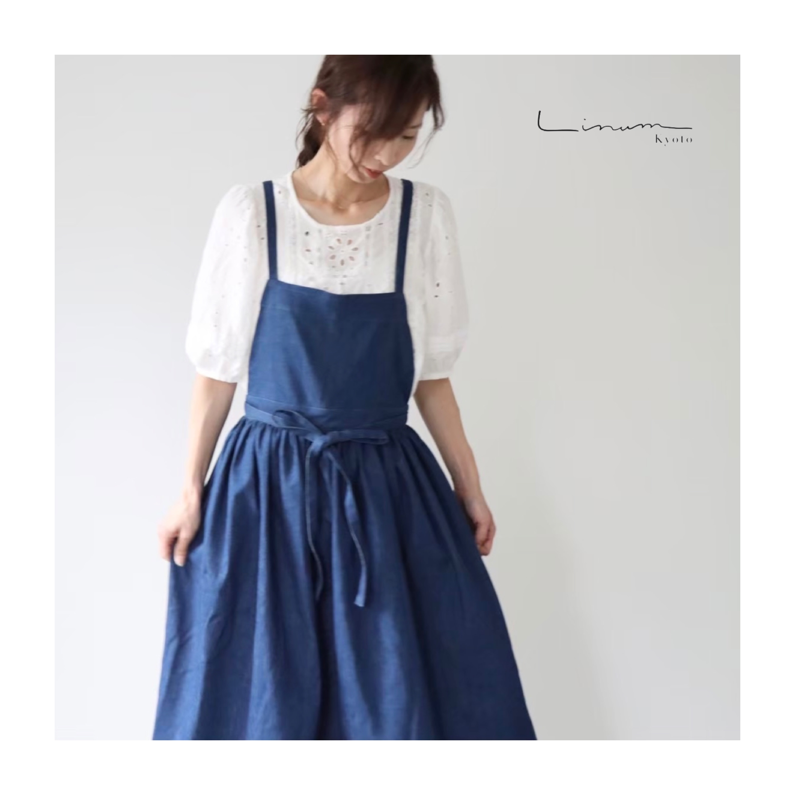 岡山児島産9オンススーパーストレッチデニムで仕立てた、ギャザーたっぷりエプロン／デニムエプロンドレス／ブルー