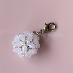 鈴入り花編みボールストラップ サファイアブルー×クリアオーロラビーズ