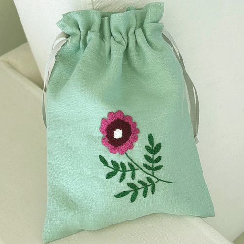 麻布に手刺繍のきんちゃくバッグ(木綿裏地付き）＜うすミント＞ 巾着袋
