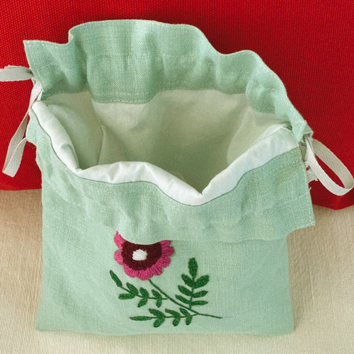麻布に手刺繍のきんちゃくバッグ(木綿裏地付き）＜うすミント＞ 巾着袋