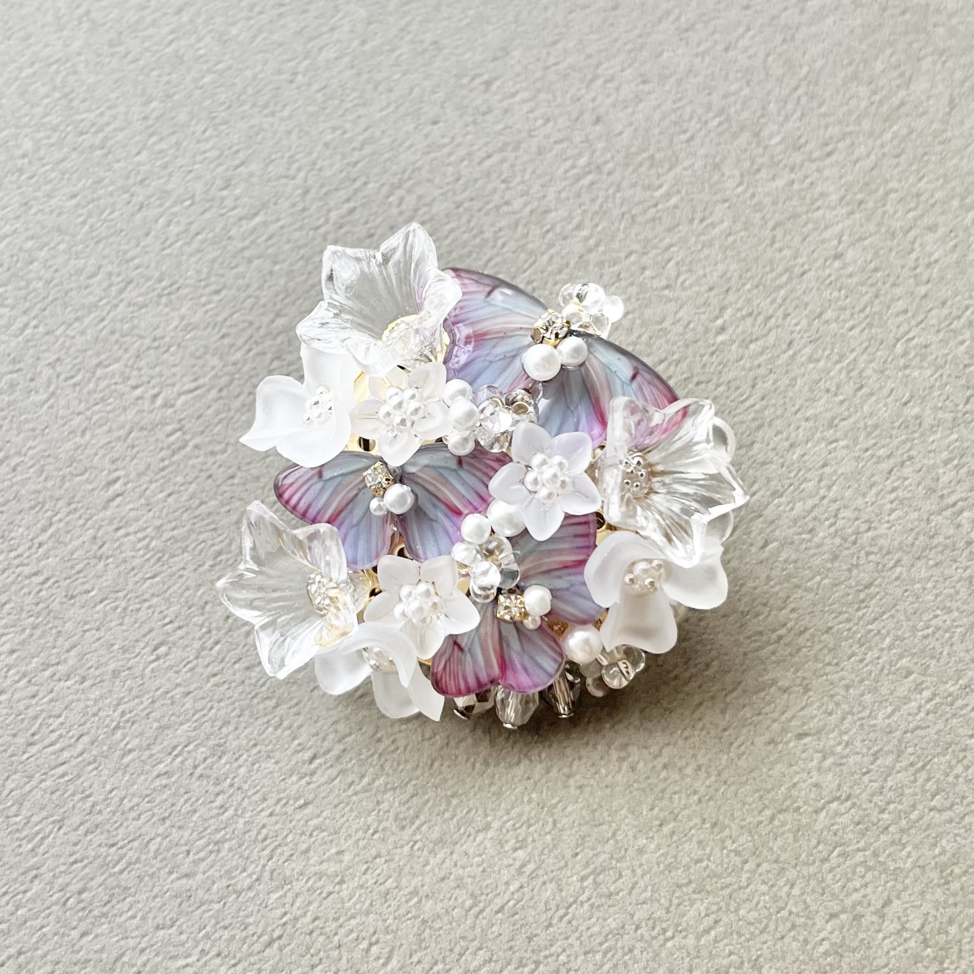 残り1点　お花と蝶ブローチ(sizeM)えぞしろ蝶ブローチ