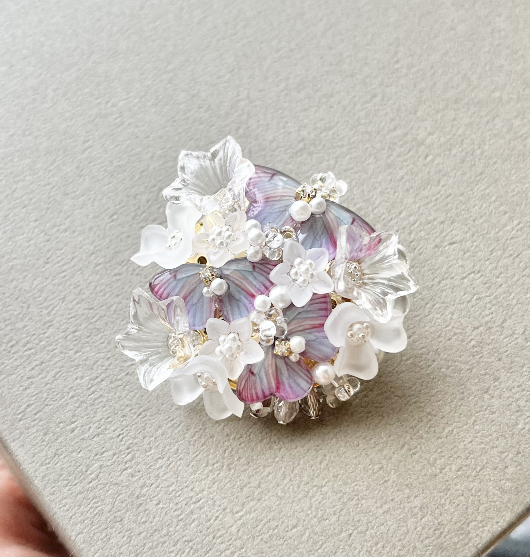 残り1点　お花と蝶ブローチ(sizeM)えぞしろ蝶