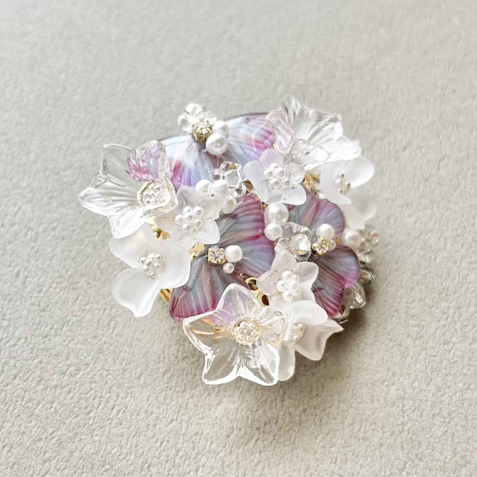 残り1点　お花と蝶ブローチ(sizeM)えぞしろ蝶