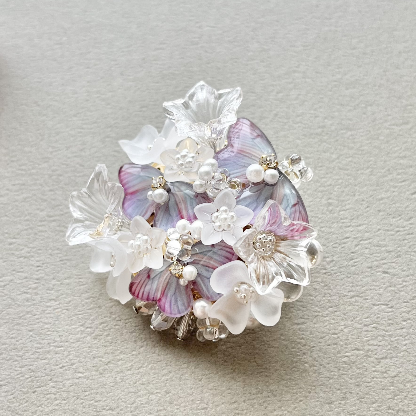 残り1点　お花と蝶ブローチ(sizeM)えぞしろ蝶