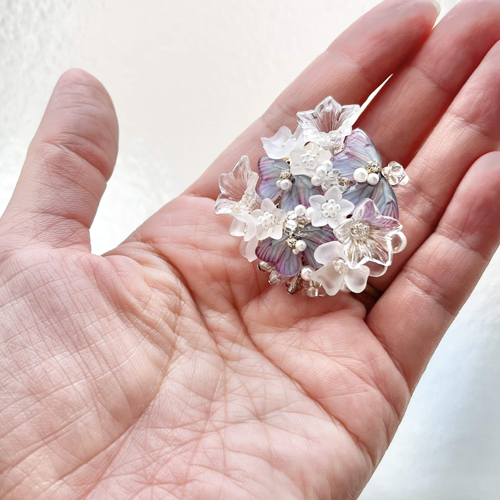 残り1点　お花と蝶ブローチ(sizeM)えぞしろ蝶