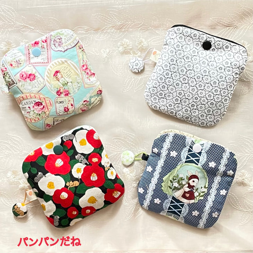 ちょこっとしまえるミニポーチ☆チャーム付き（縦横約13cm）くま