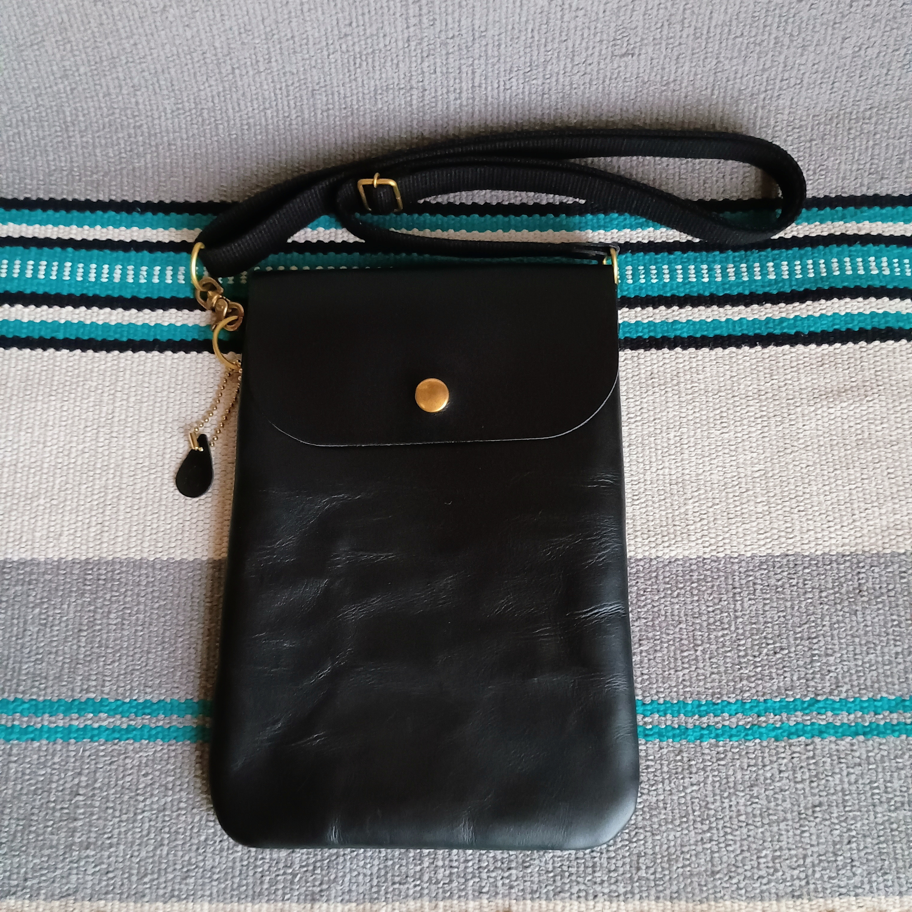 サコッシュバッグ 縦型 ミニショルダーバッグ ブラック 黒 フラップタイプ　ジャンパーホック1箇所 4,620円