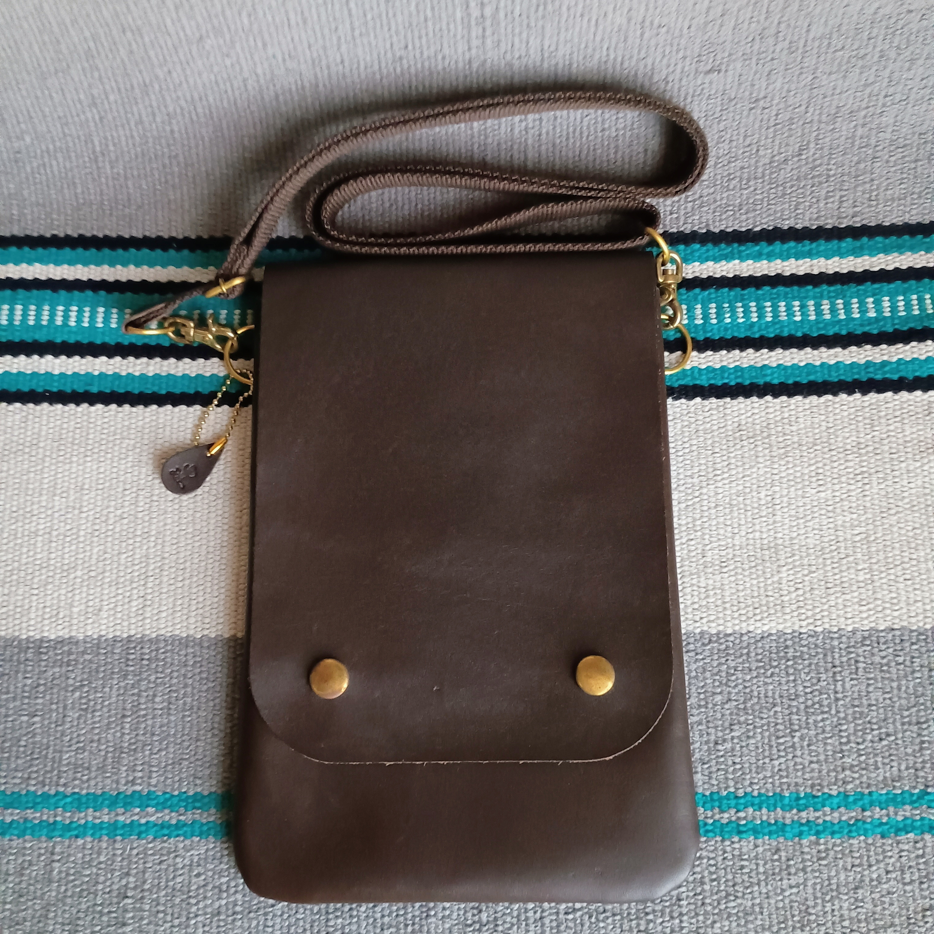 サコッシュバッグ 縦型 ミニショルダーバッグ ダークブラウン 焦茶 フラップタイプ　ジャンパーホック2箇所