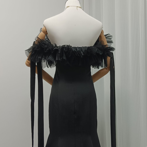 人気上昇！ カラードレス 黒 ラッフルフリル 2次会 挙式 オフショル 短  