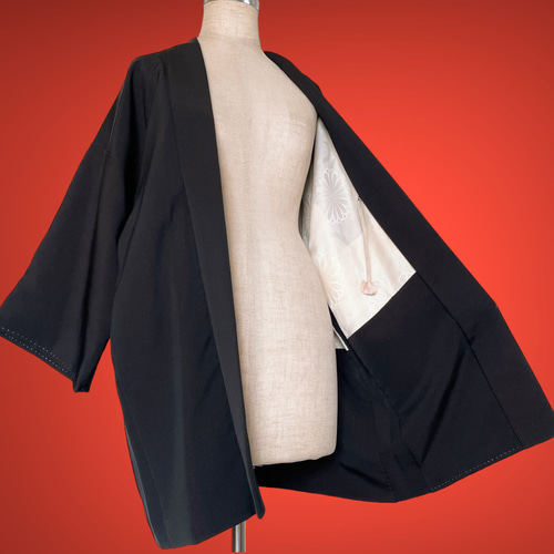 【ヴィンテージ】古着 羽織 着物カーディガン 花柄 刺繍 モード 黒 赤 レトロ ヴィンテージ】古着 羽織 着物カーディガン モード 刺繍 花柄 黒